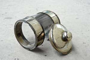 ニッケル装飾瓶