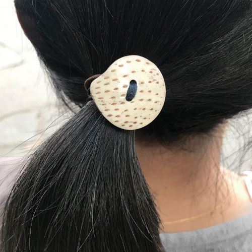 牛骨ボタンヘアーゴム(nami)