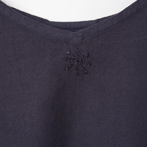 ウシロ刺繍トップ