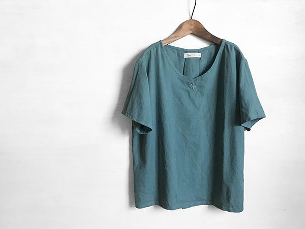 ウシロ刺繍トップ